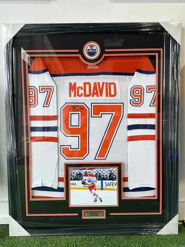 Connor McDavid Hockey Jersey Frame Autographed Upper Deck Authenticated 43x35 - Cartes Sportives Rive Sud